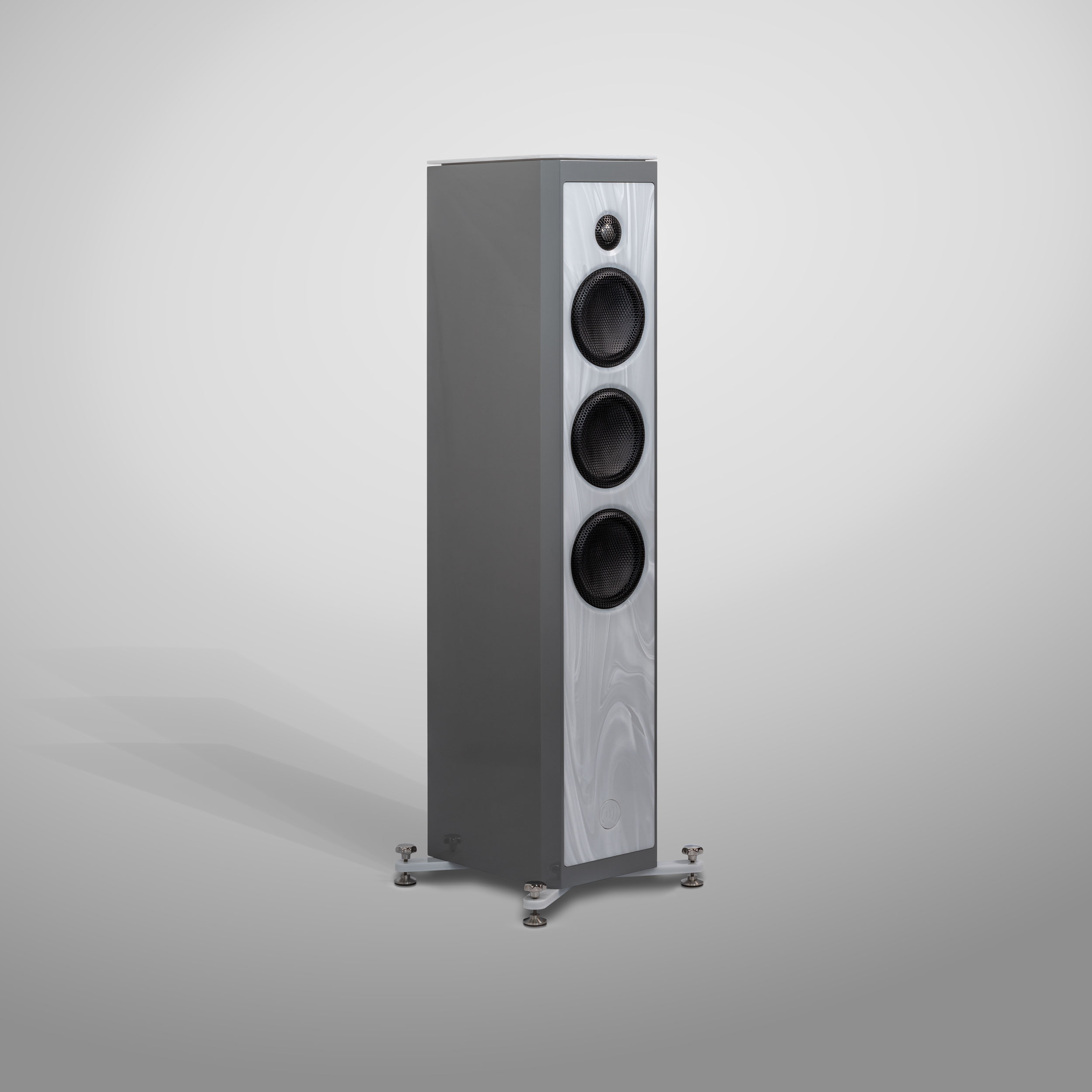 AUDAPHON MIA Five (5) Standlautsprecher 45 Grad Foto Grau Marmor Bildformat 1zu1 grauer Hintergrund und Schatten
