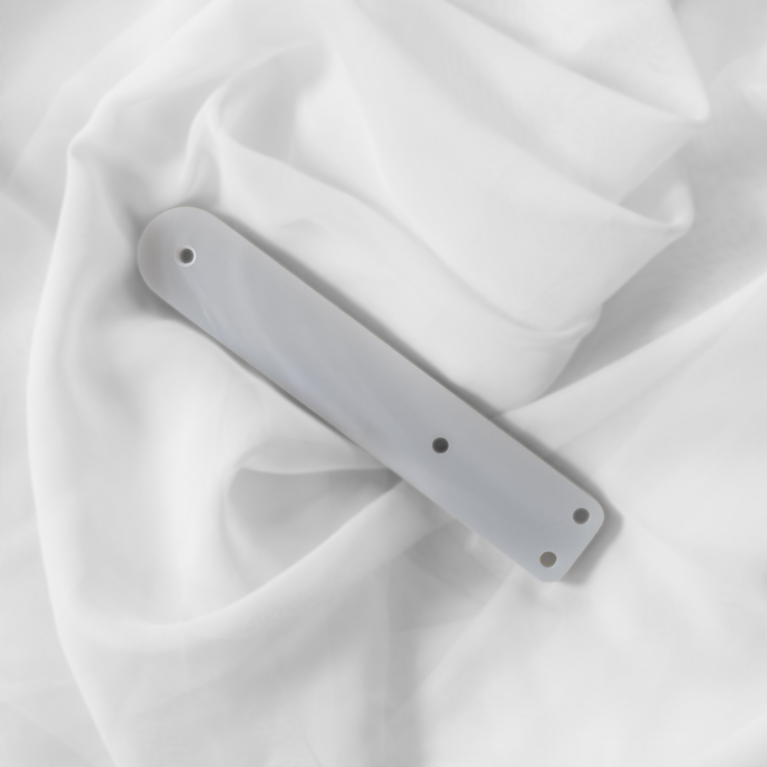 AUDAPHON MIA Five Detail Marmor Ausleger (Teil vom Fuß) auf weises weiches Stoff Bildformat 1zu1