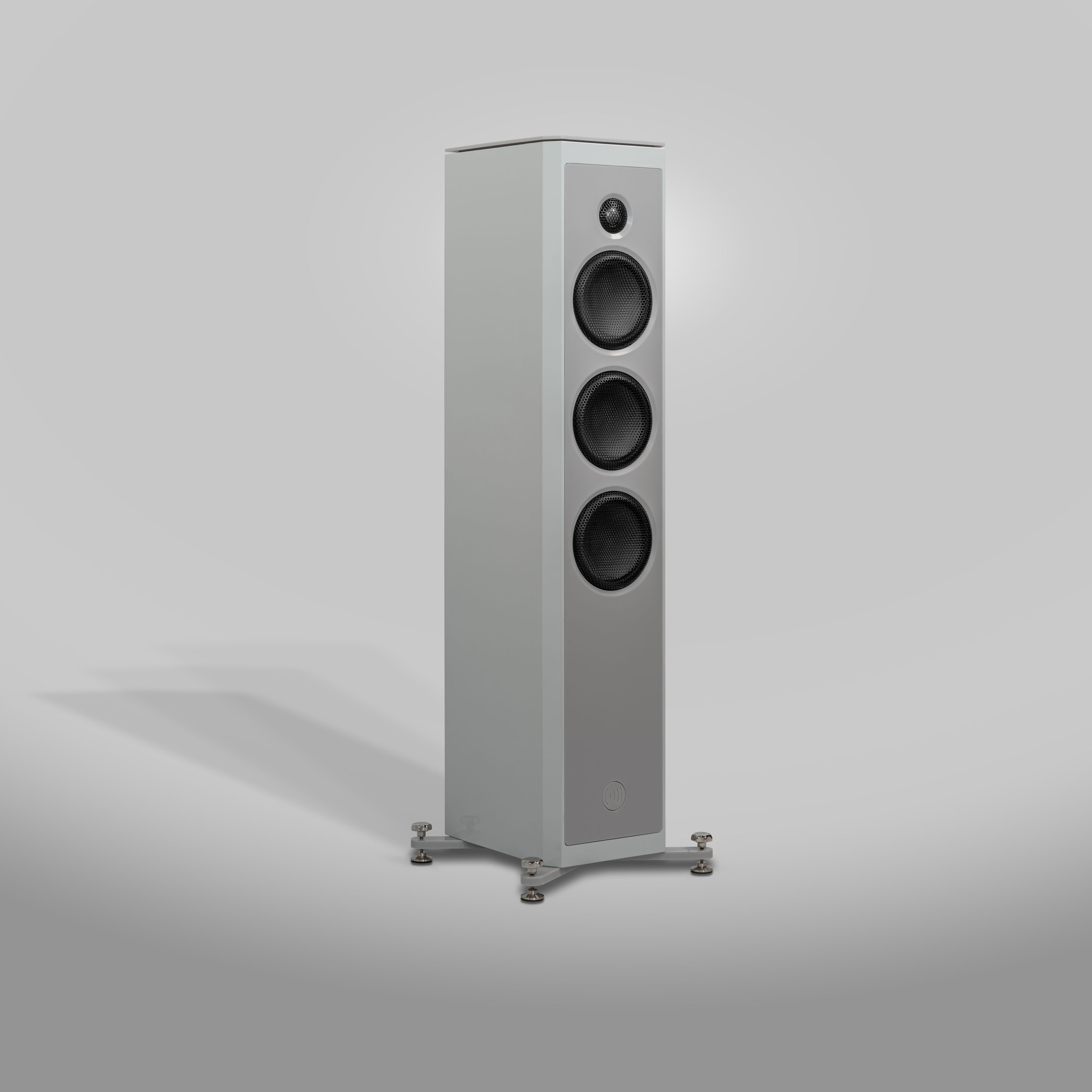 AUDAPHON MIA Five (5) Standlautsprecher 45 Grad Foto Gehäuse hell Grau Front Grau Bildformat 1zu1 grauer Hintergrund und Schatten