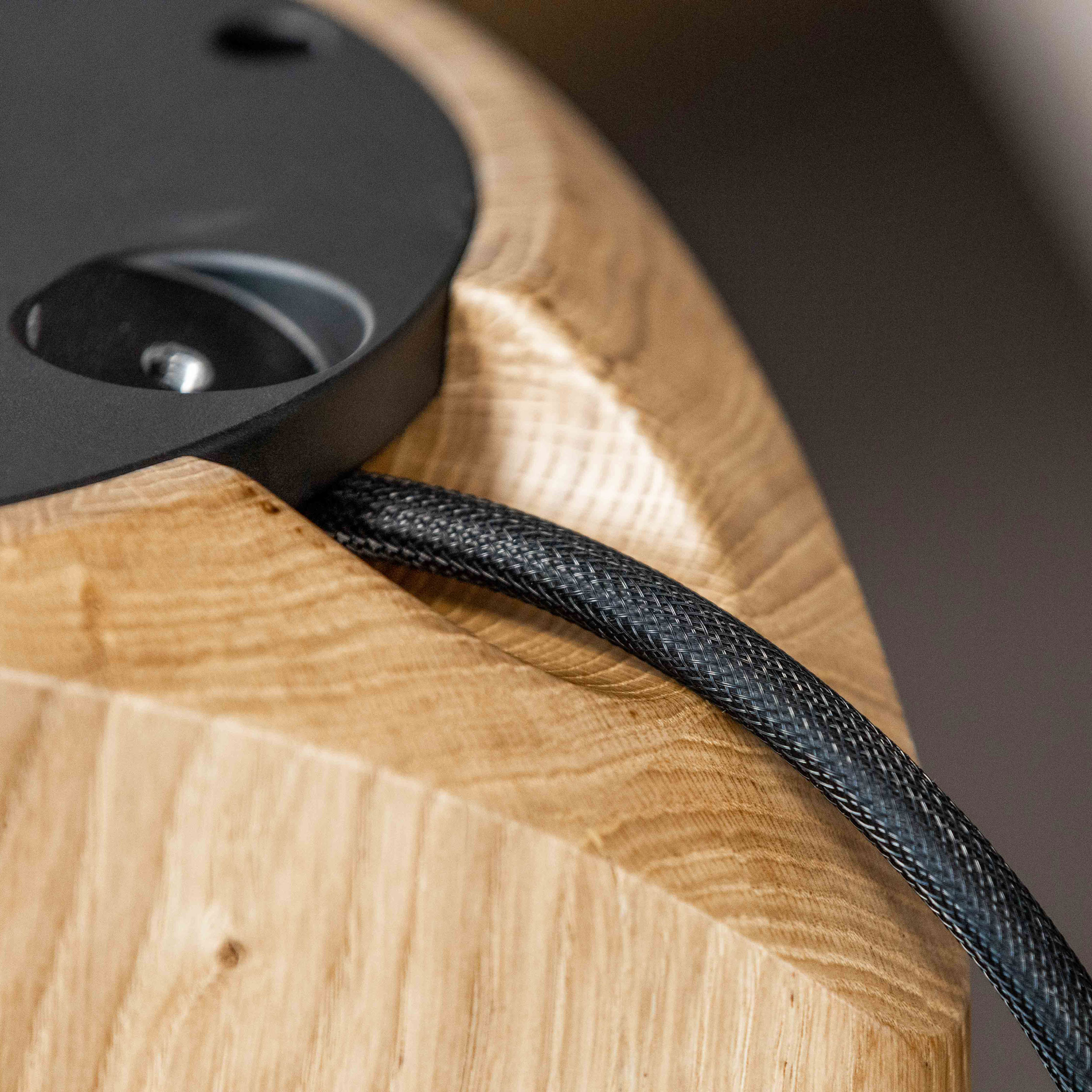 Lyngdorf Cue-100 Detail Kabel Holz Bildformat 1zu1 Lyngdorf Cue-100 Detail Kabel Holz Bildformat 1zu1