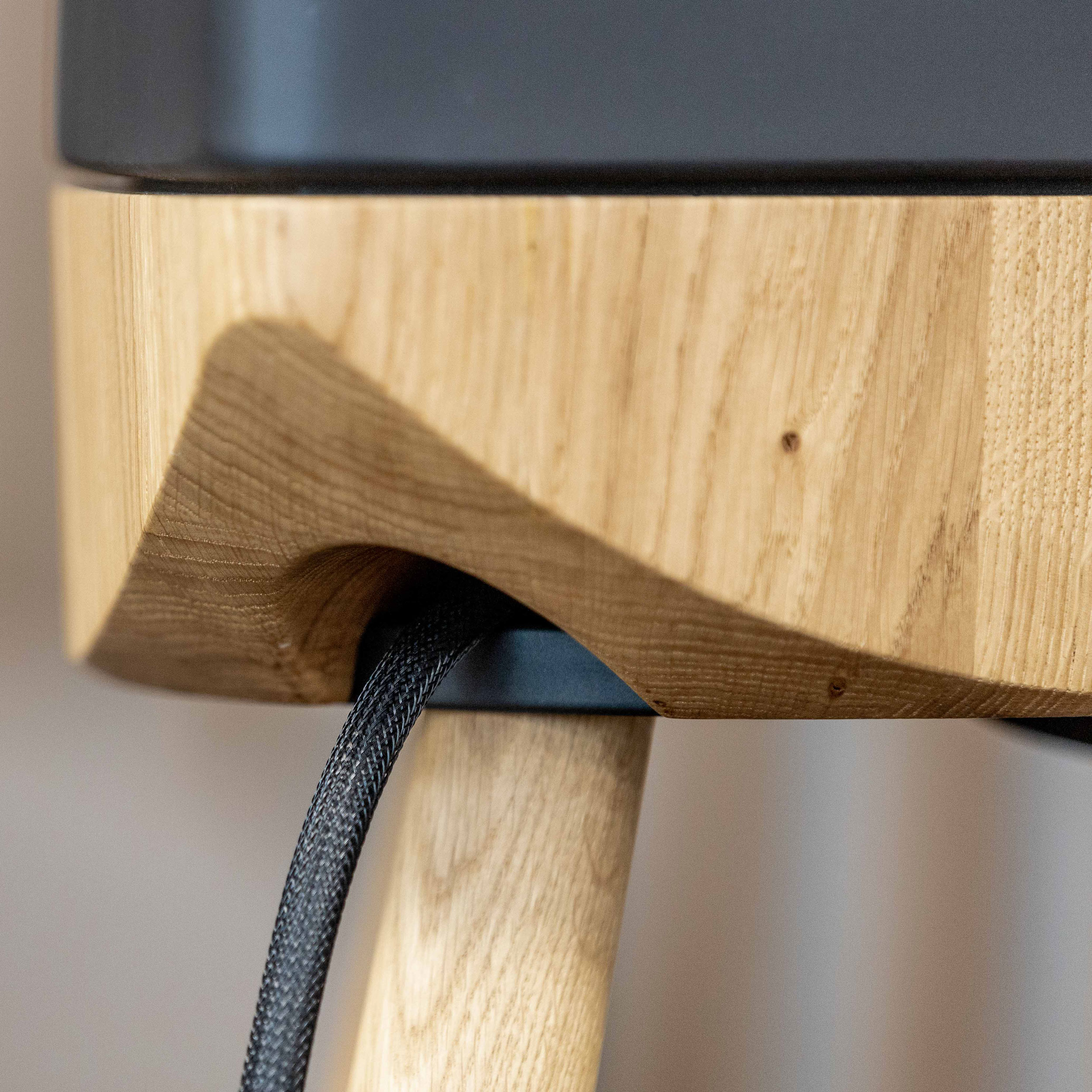 Lyngdorf Cue-100 Detail Kabel Holz Fuß Bildformat 1zu1 Lyngdorf Cue-100 Detail Kabel Holz Fuß Bildformat 1zu1