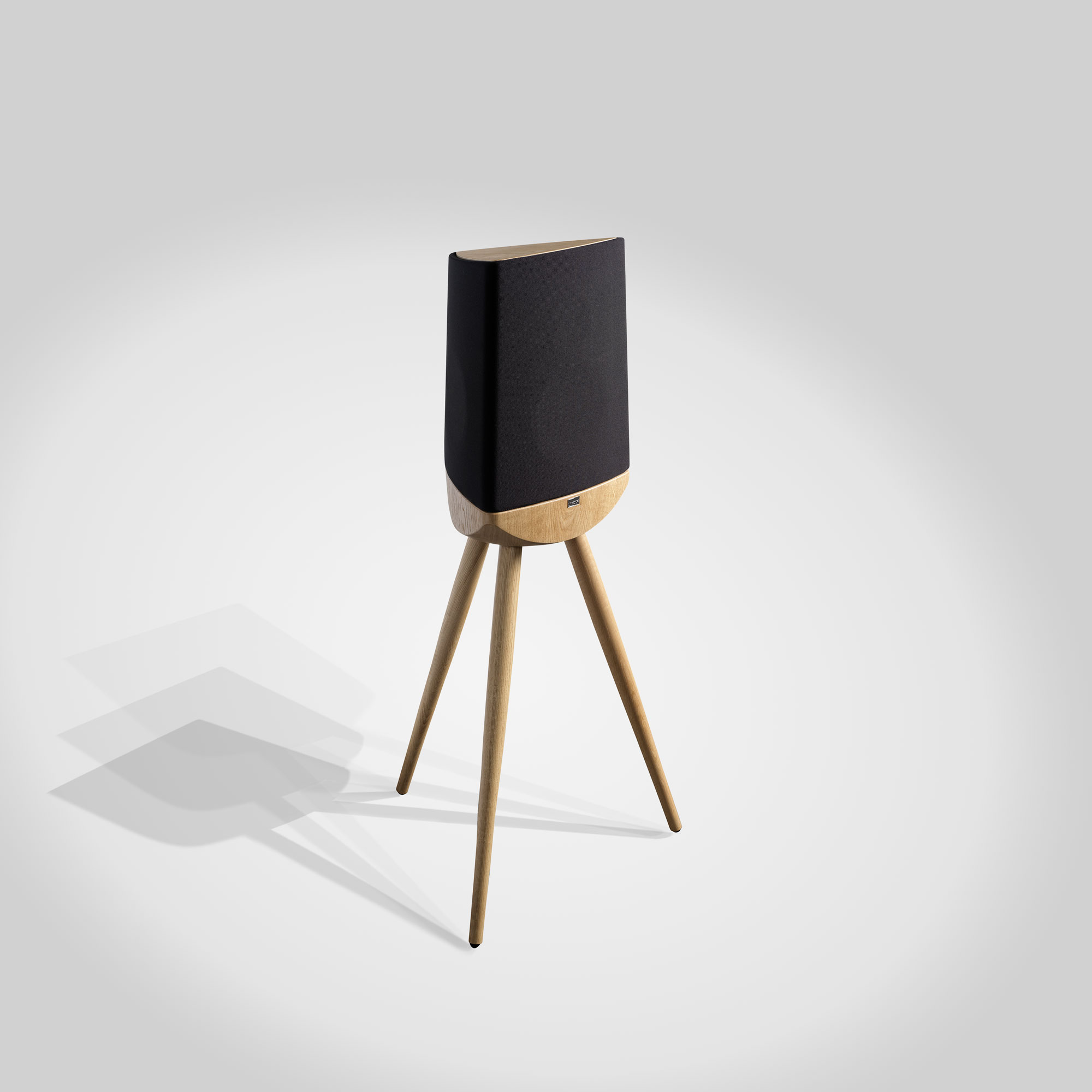 Lyngdorf Cue-100 Standlautsprecher Schwarz-Holz Bildformat 1zu1 grauer Hintergrund mit Schatten Lyngdorf Cue-100 Standlautsprecher Schwarz-Holz Bildformat 1zu1 grauer Hintergrund mit Schatten