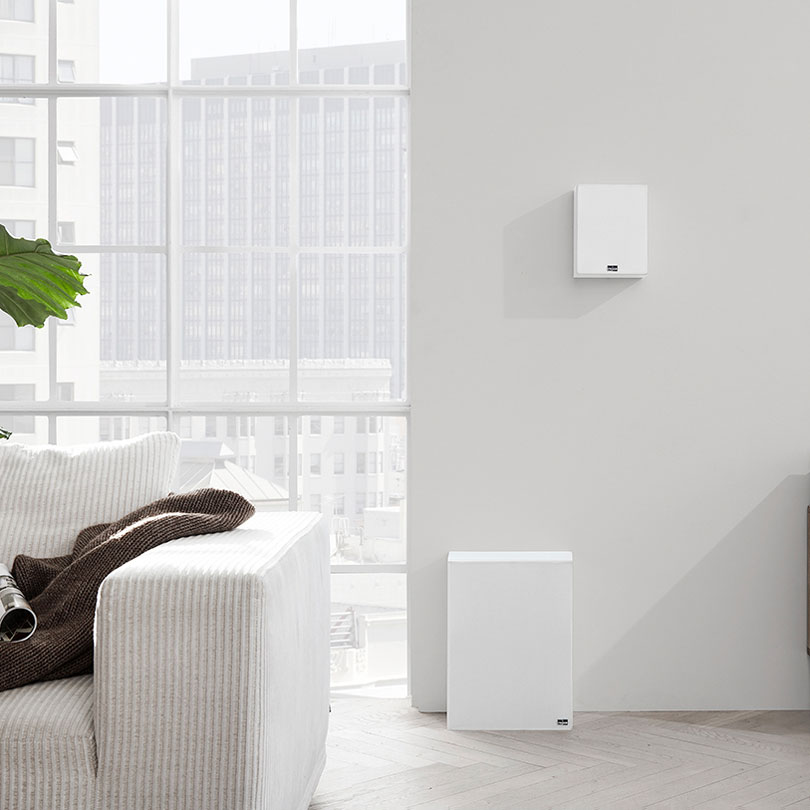 Lyngdorf BW-2 Subwoofer weiß und MH-2 weiß mit Abdeckungen Bildformat 810x810 Wohnzimmer