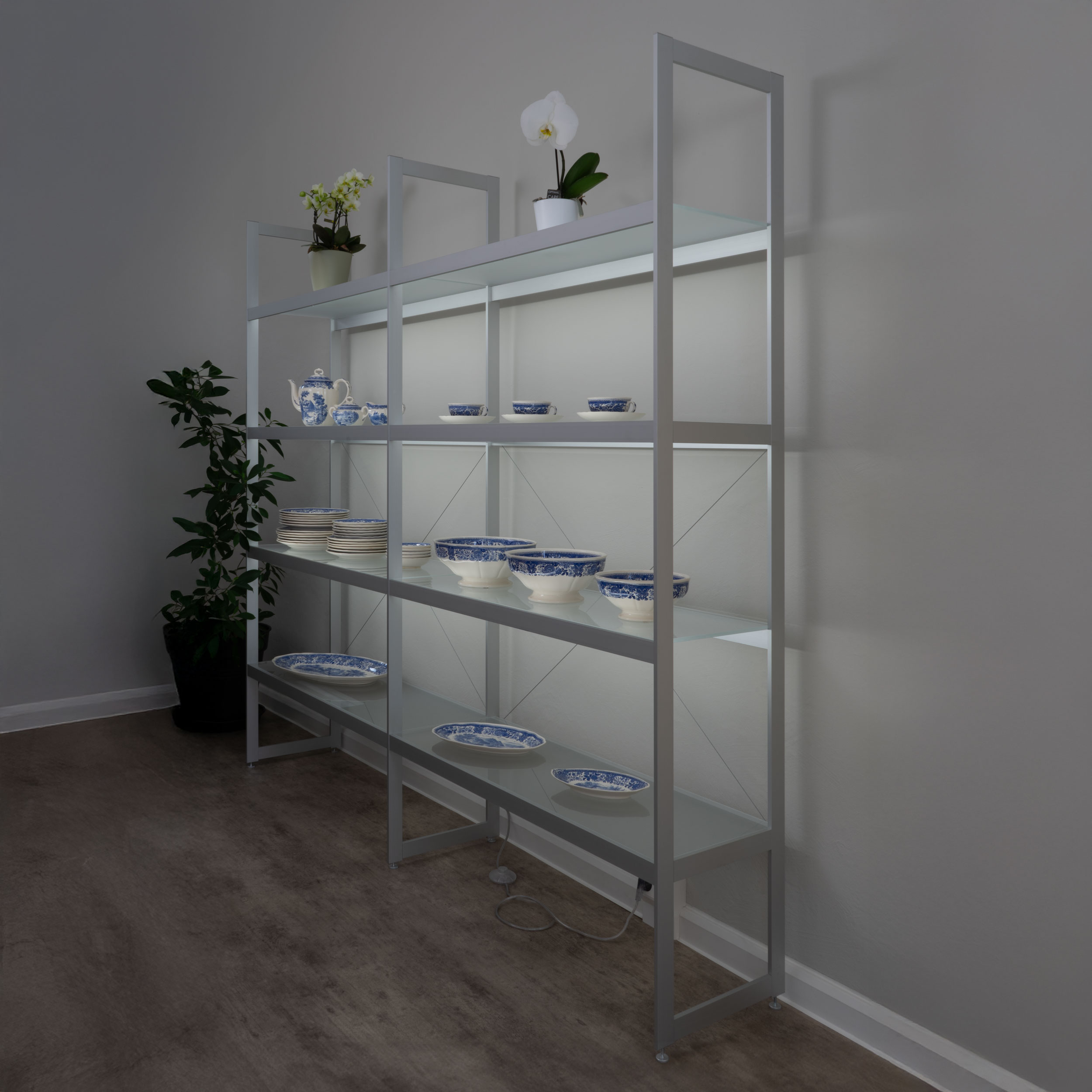 AUDAPHON Lichtregal 200x35x185 mit Geschirr Blumen Licht Bildformat 1zu1