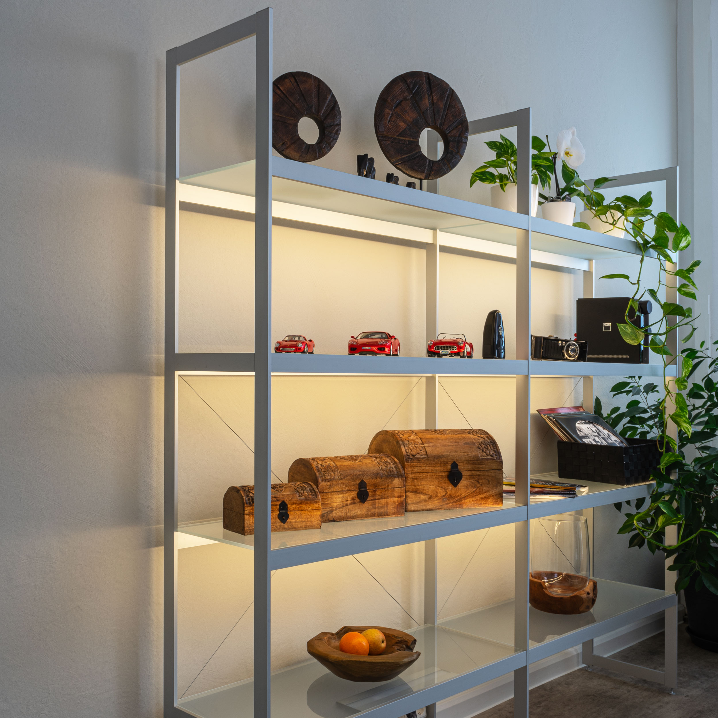 AUDAPHON Lichtregal 200x35x185 Zimmer mit Autos Lautsprecher Glas Blumen Obst Deko Bildformat 1zu1