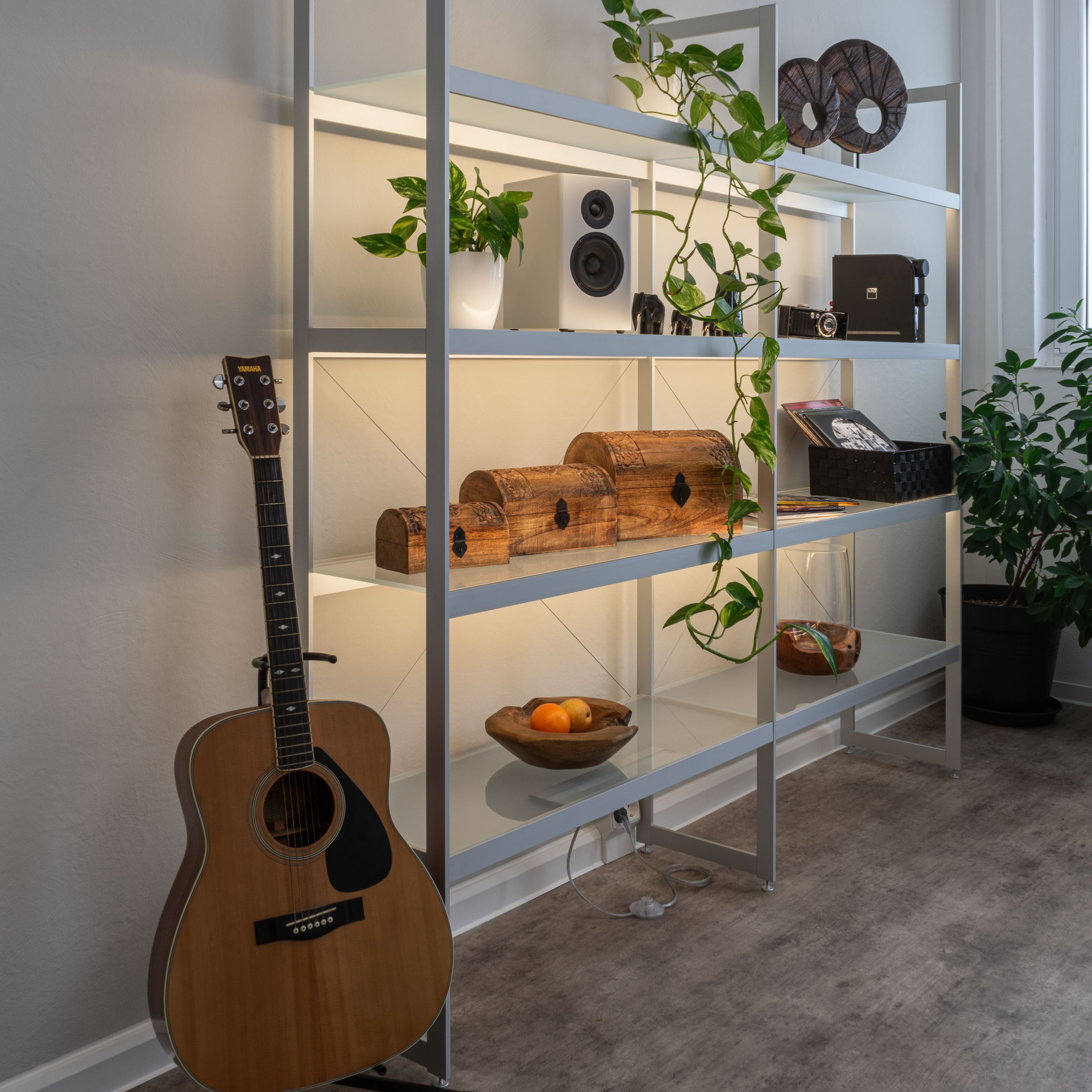 AUDAPHON Lichtregal 200x35x185 Zimmer mit Gitarre Lautsprecher Glas Blumen Deko Bildformat 1zu1