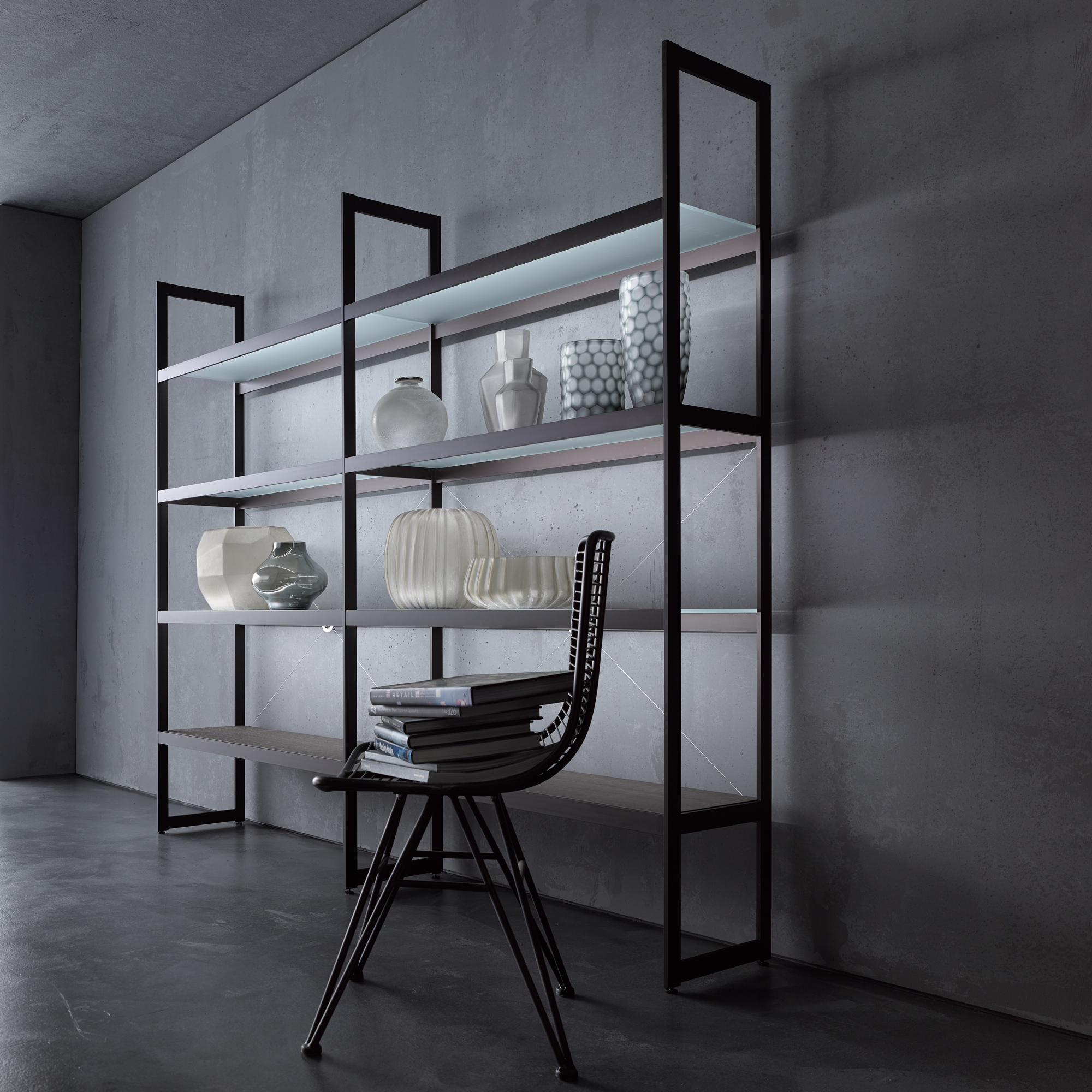 AUDAPHON Lichtregal 200 Schwarz weißen Licht dunkler Raum helles Fenster Bildformat 1zu1