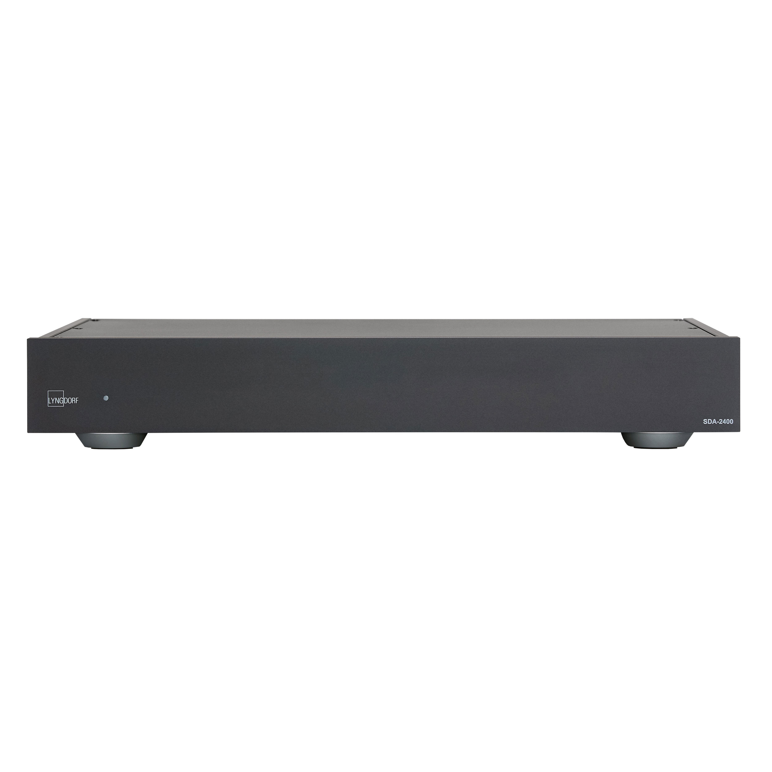 Lyngdorf SDA-2400 Endstufe Front Bildformat 1zu1 weißer Hintergrund Lyngdorf SDA-2400 Endstufe Front Bildformat 1zu1 weißer Hintergrund
