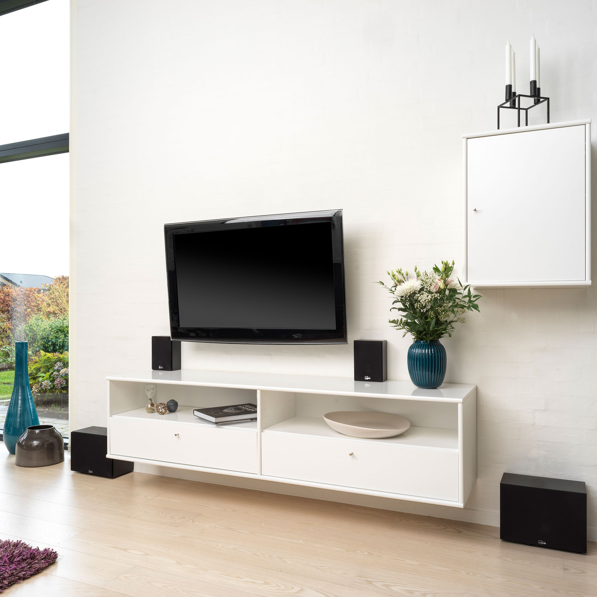 Lyngdorf MH-3 Schwarz und BW-3 Subwoofer Schwarz Wohnzimmer Bildformat 2000x2000