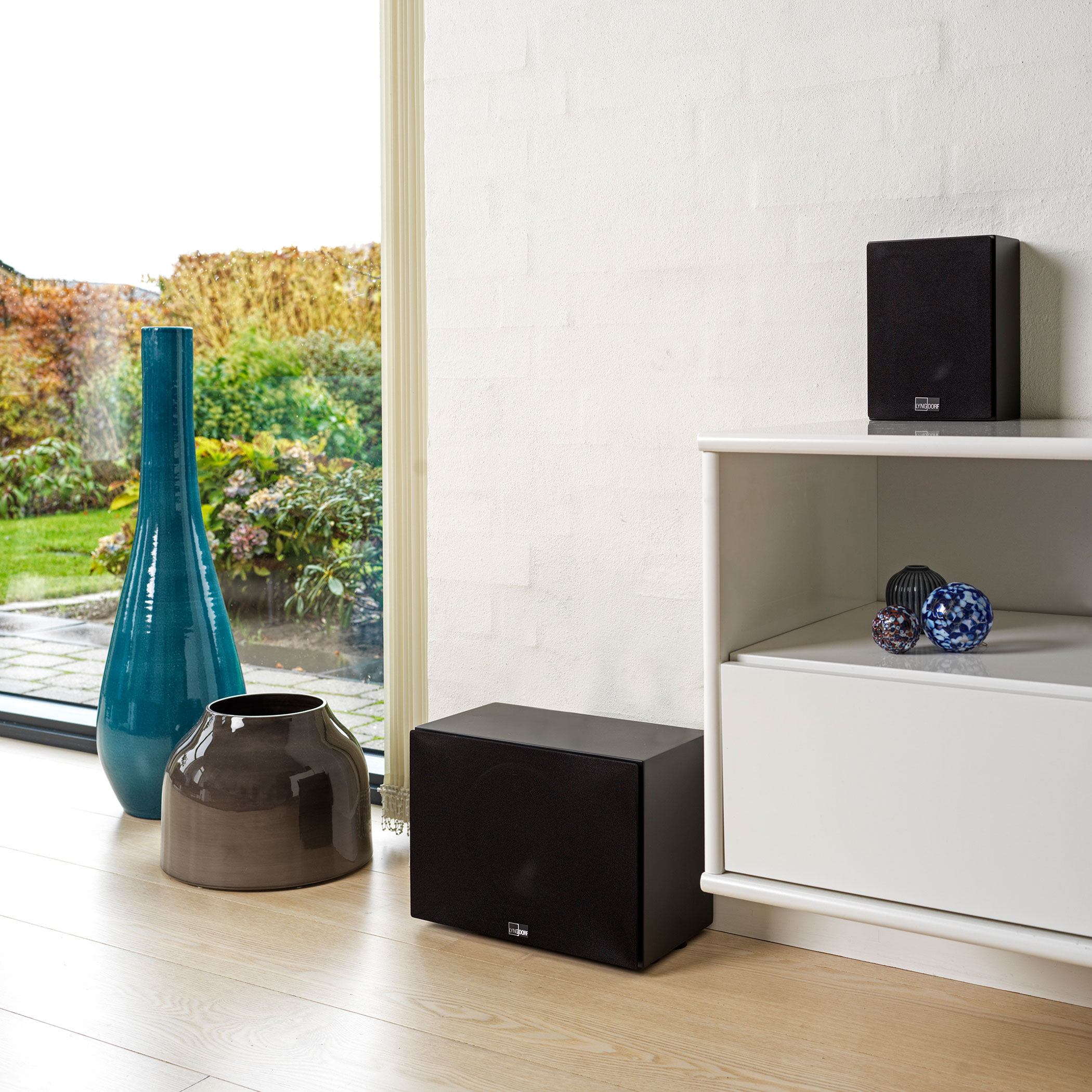 Lyngdorf MH-3 Schwarz und BW-3 Subwoofer schwarz Wohnzimmer Bildformat 2100x2100
