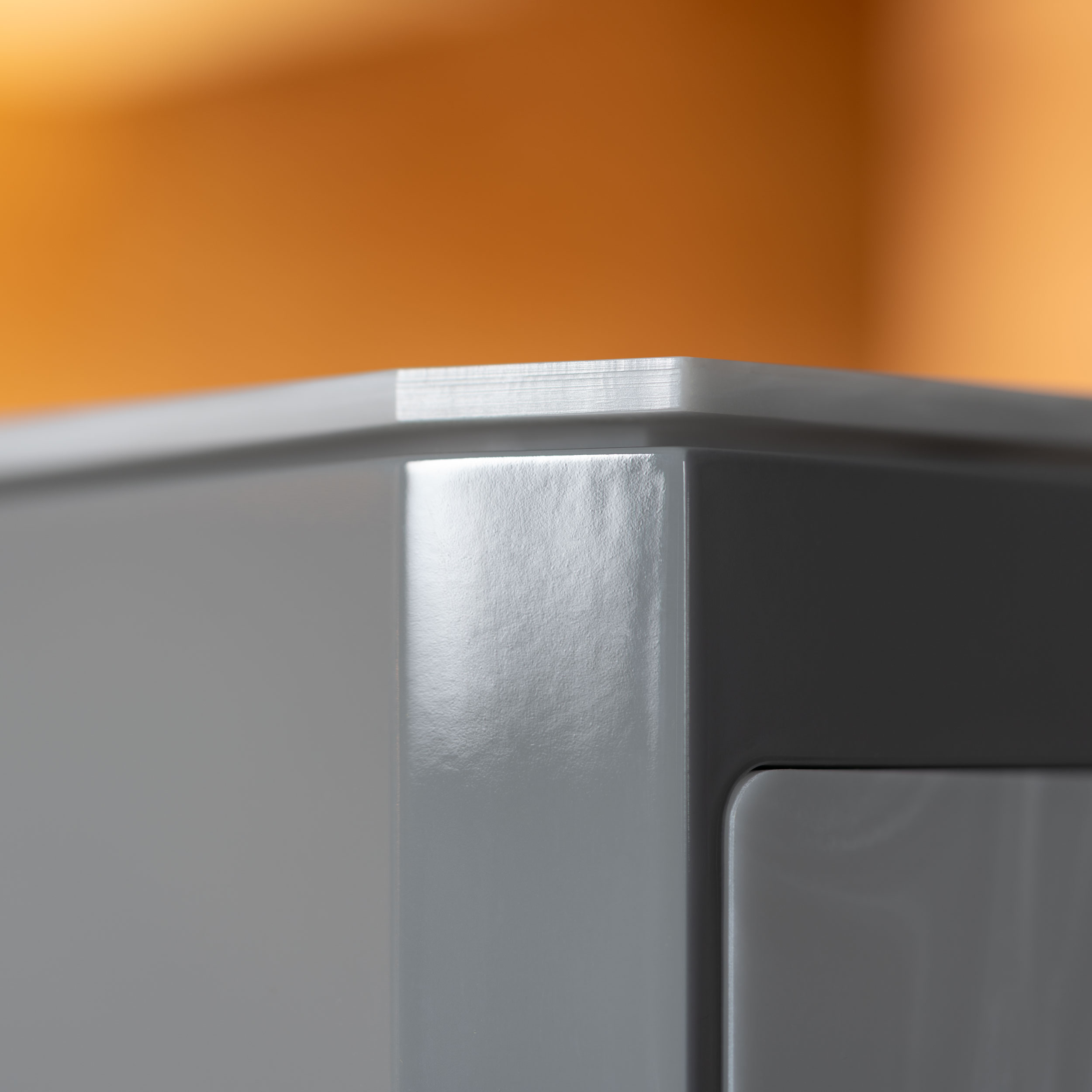 AUDAPHON MIA Five Standlautsprecher Detail Kante Front Marmor Lunar Harmony Basaltgraues Gehäuse Bildformat 1zu1