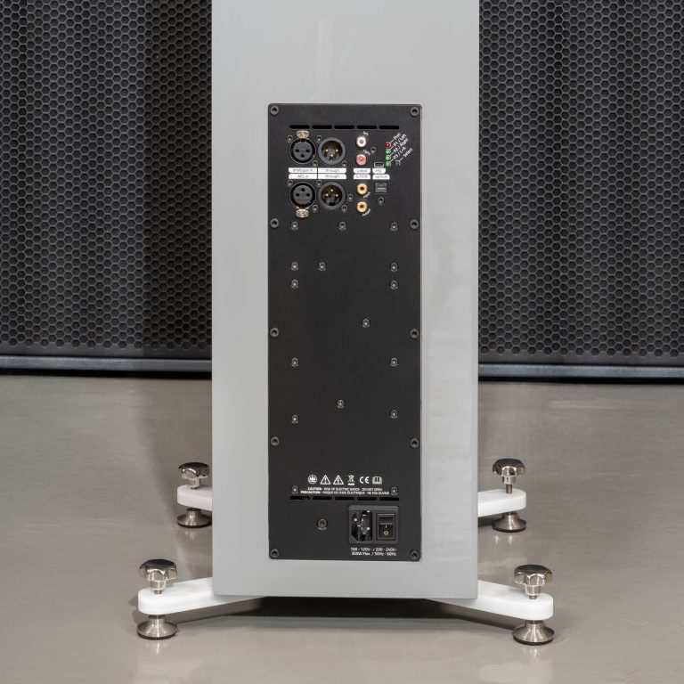 AUDAPHON MIA Five hinten Verstärker Füße Hintergrund Bass Bildformat 1zu1
