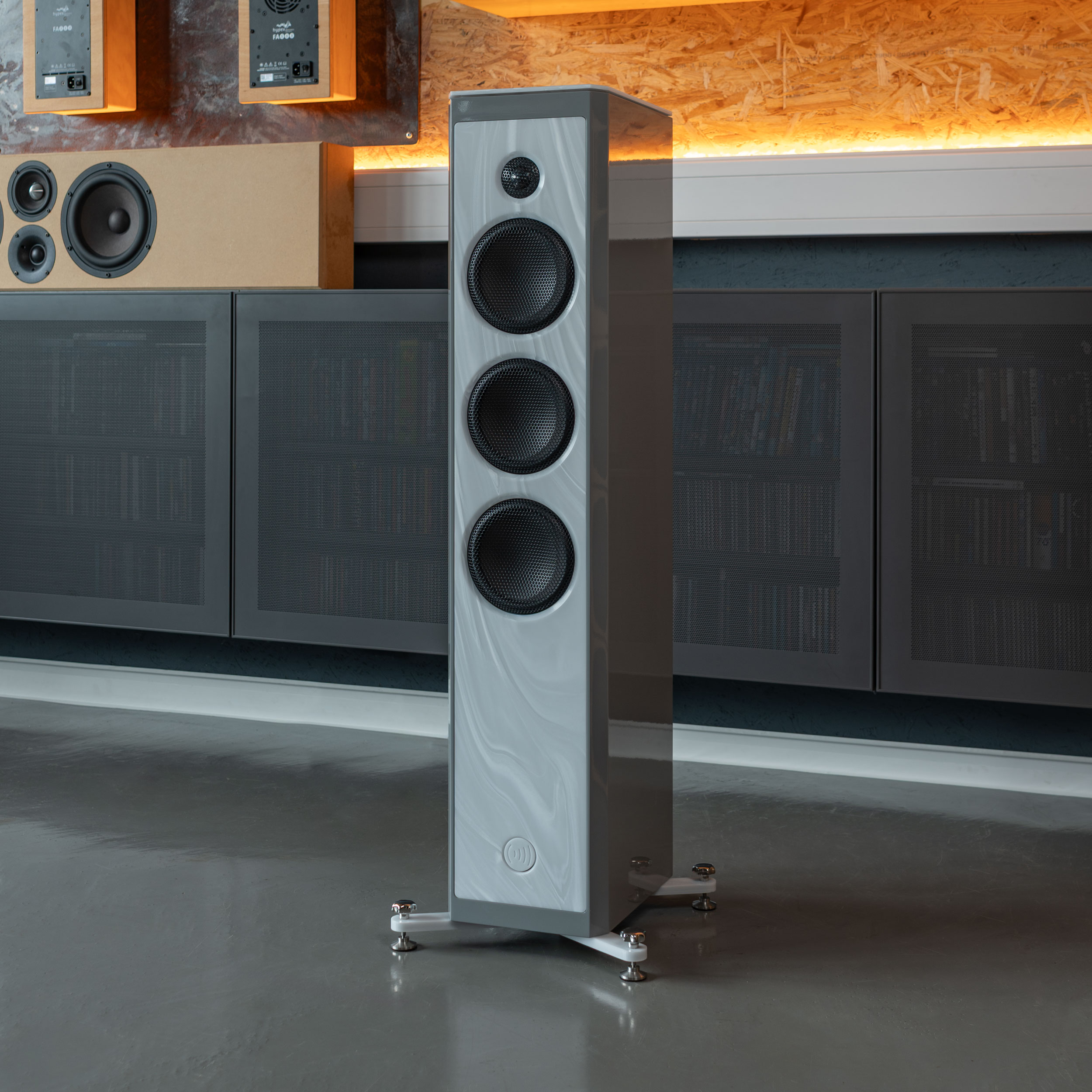 AUDAPHON MIA Five Diamant Standlautsprecher in Raum rechte Seite grauer Boden Bildformat 1zu1