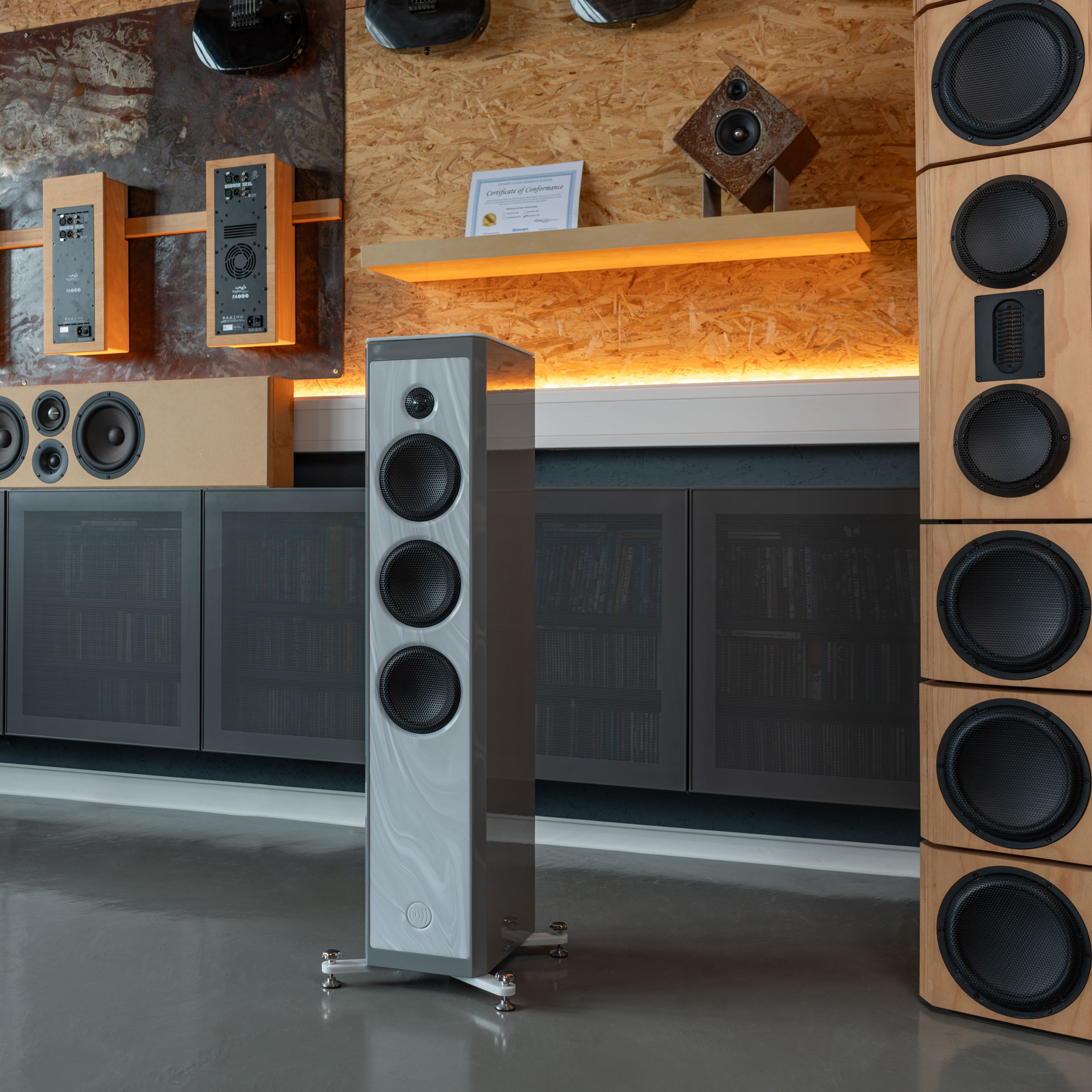 AUDAPHON MIA Five Diamant Standlautsprecher in Raum rechte Seite grauer Boden Fin Lautsprecher auf dem Regal Bildformat 1zu1