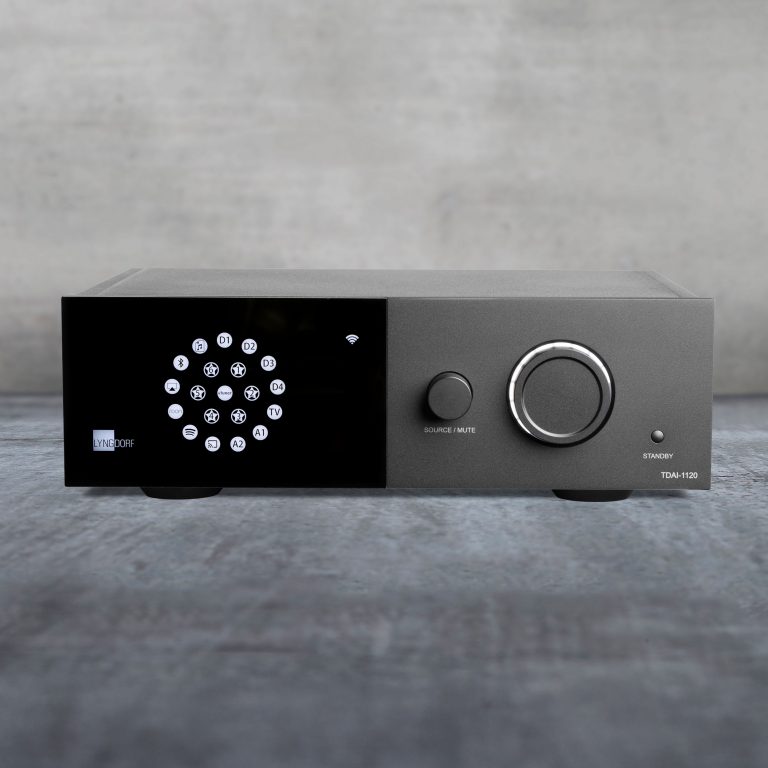 Lyngdorf TDAI 1120 Front mit Hintergrund Bildformat 1zu1