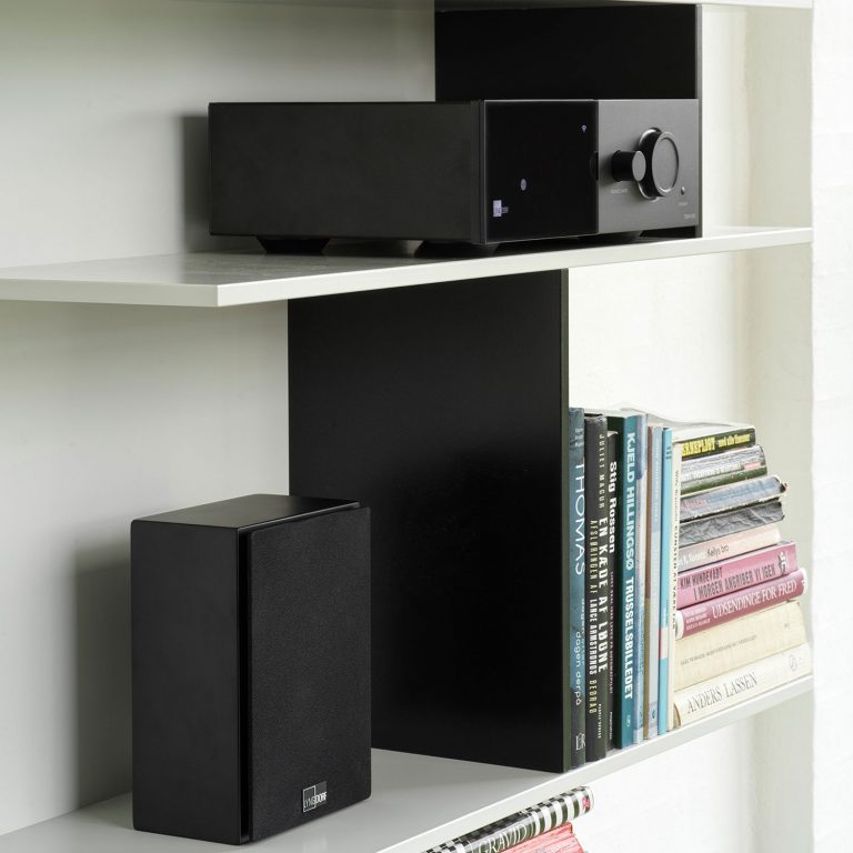 Lyngdorf TDAI 1120 rechte Seite auf dem Regal Bildformat 1zu1