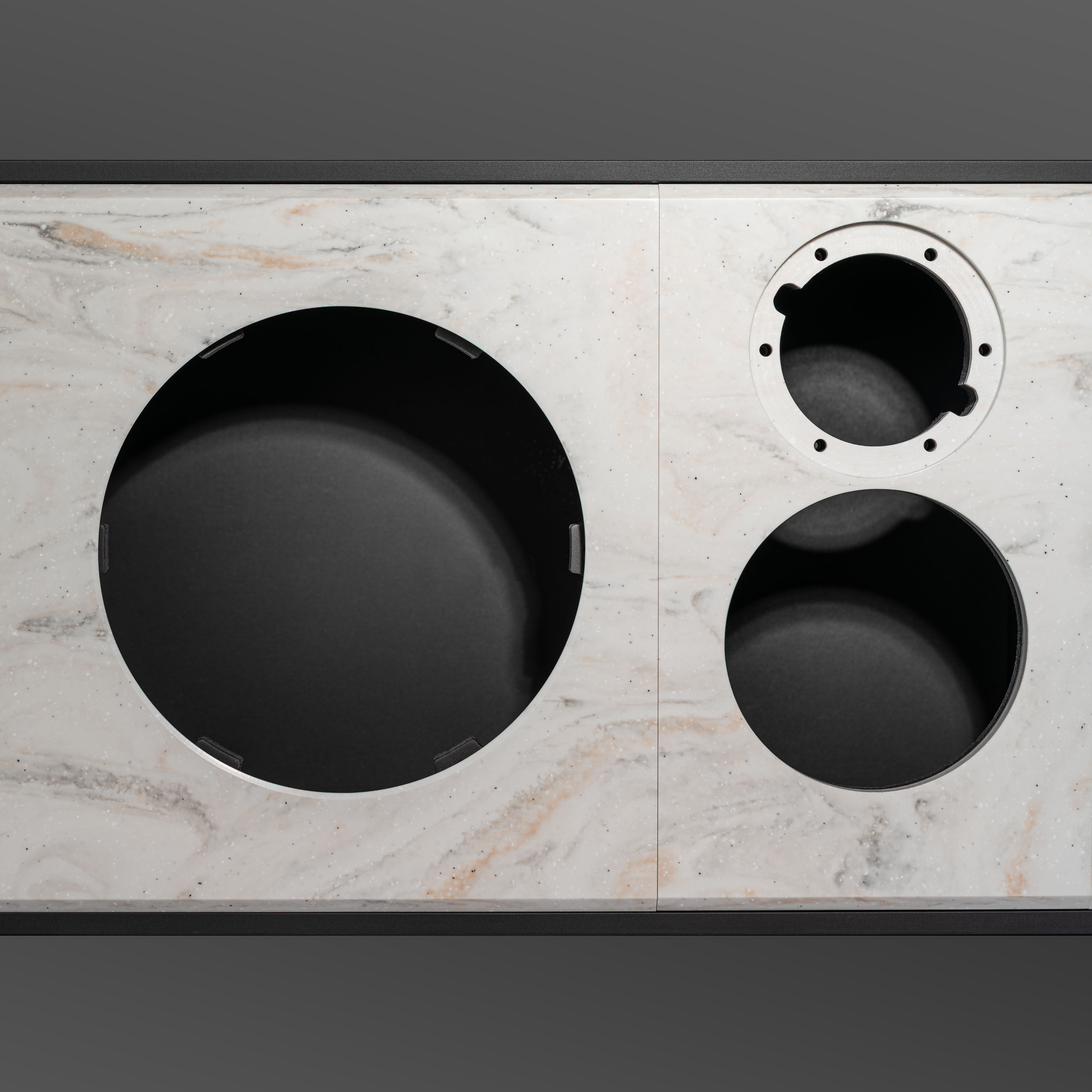 ivo_one_gehaeuse_detail_linke_seite_graue_hintergrund_1zu1