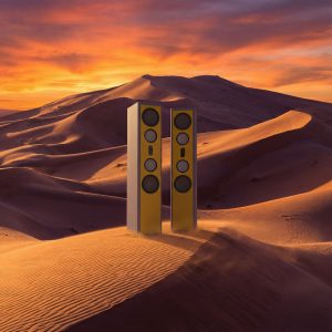 AUDAPHON LIA Three HE Standlautsprecher in Gelb von einem kreativen Dünen-Wüstenhintergrund Bildformat 1zu1