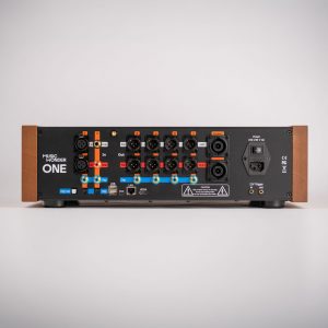 musicwonder_one_detail_back_blende_2_8_grauer_hintergrund_2500x2500