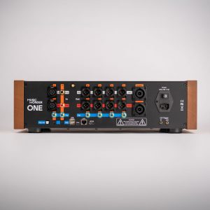 MUSICWONDER ONE hinten Blende 2.8 grauer Hintergrund 2500 x 2500 Pixel Auflösung
