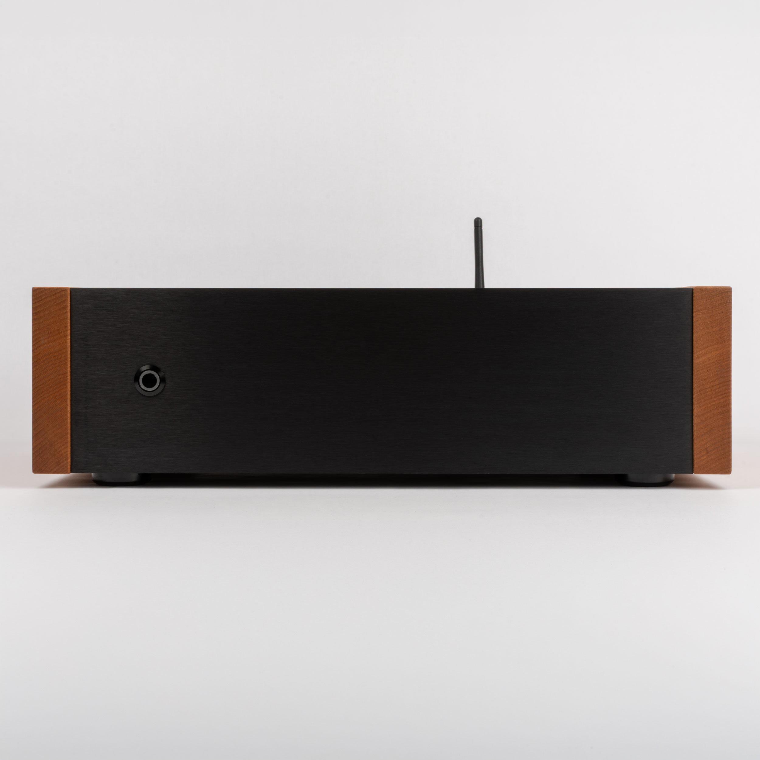 musicwonder_one_front_antenne_mit_grauer_hintergrund_2500x2500